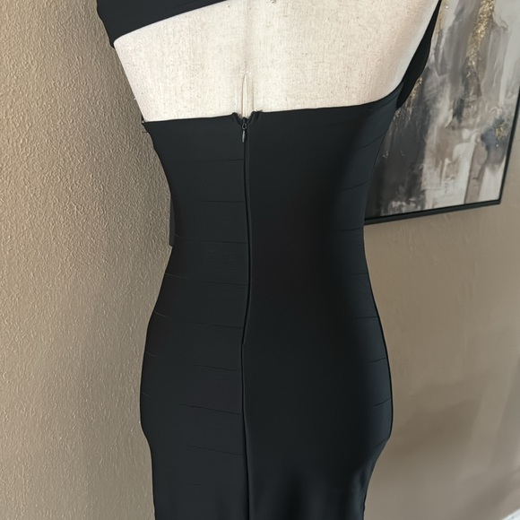 Elegant Black Off-Shoulder Dress - Picture 10 of 11